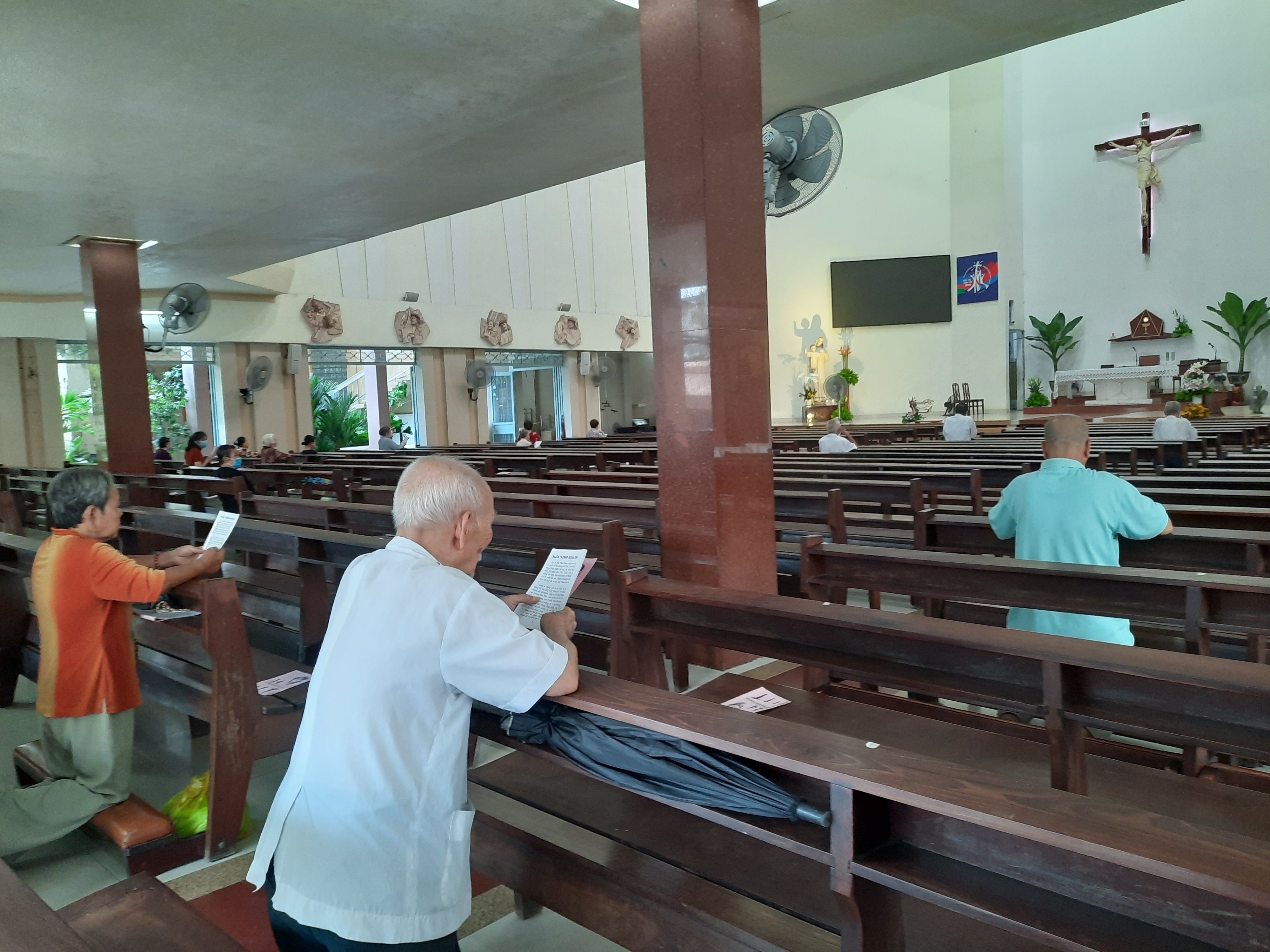 Người giáo dân cao niên yêu mến kinh Mân Côi